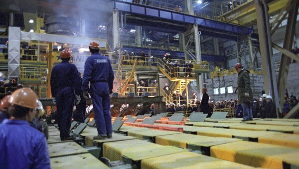 Рабочие на заводе. Архивное фото - Sputnik Беларусь