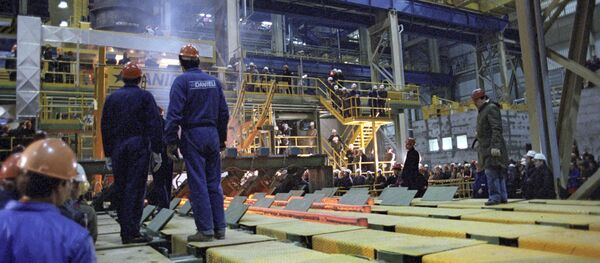 Рабочие на заводе. Архивное фото - Sputnik Беларусь