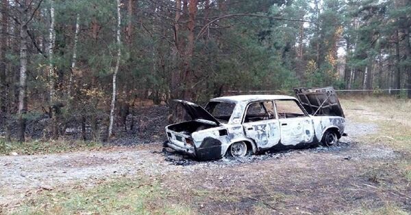 Сгоревший автомобиль, в котором были найдены трупы - Sputnik Беларусь