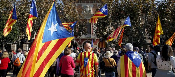 Жители Каталонии перед парламентом в ожидании результатов голосования по резолюции Жители Каталонии перед парламентом в ожидании результатов голосования по резолюции - Sputnik Беларусь