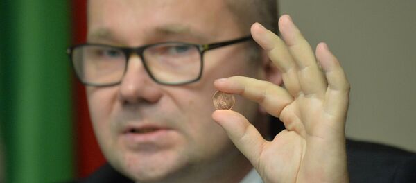 Зампред правления Нацбанка Дмитрий Лапко с новой монетой - Sputnik Беларусь