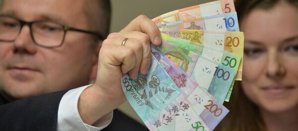 Зампред правления Нацбанка Дмитрий Лапко демонстрирует новые купюры - Sputnik Беларусь