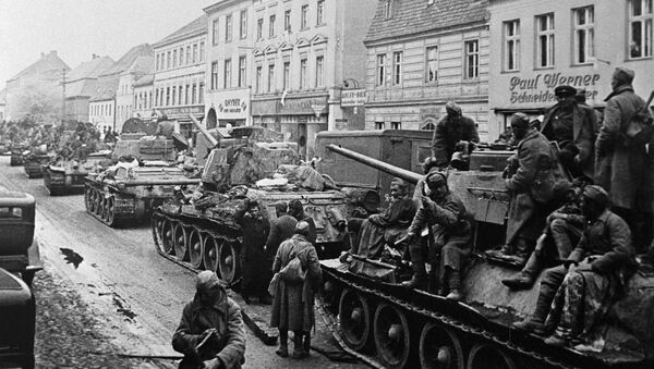 Советские танки во время подготовки к штурму столицы Германии - Sputnik Беларусь