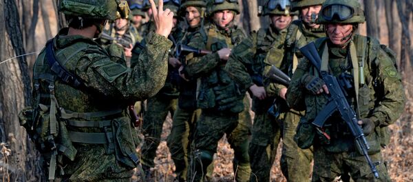 Десантники разведывательной группы проводят засадные действия по уничтожению условных террористов - Sputnik Беларусь