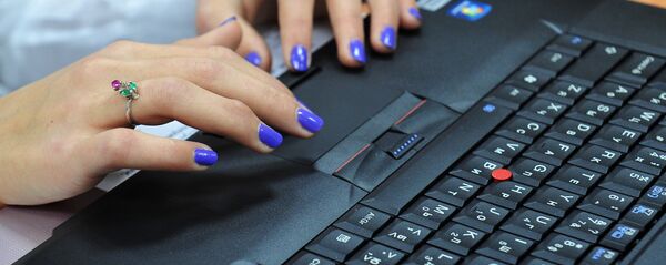 Жанчына за камп'ютэрам Жанчына за камп'ютэрам - Sputnik Беларусь