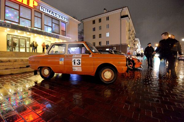 Следующий апгрейд Запорожца датируется 1979 годом. Машина, получившая не очень лестное прозвище мыльницы, потеряла уши. По замыслу конструкторов для нормального охлаждения двигателя было достаточно щелевых отверстий на крышке капота и задних крыльях. Внешне эти отверстия очень напоминали жабры. - Sputnik Беларусь