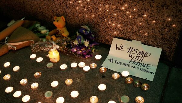 Цветы и свечи в память о погибших во время терактов в Париже - Sputnik Беларусь
