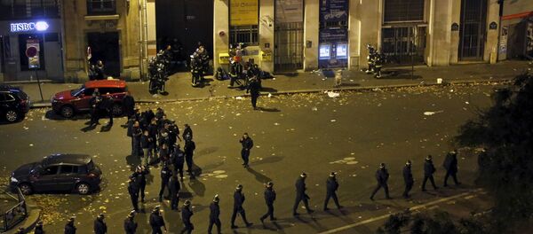 Французская полиция возле концертного зала Bataclan Французская полиция возле концертного зала Bataclan - Sputnik Беларусь