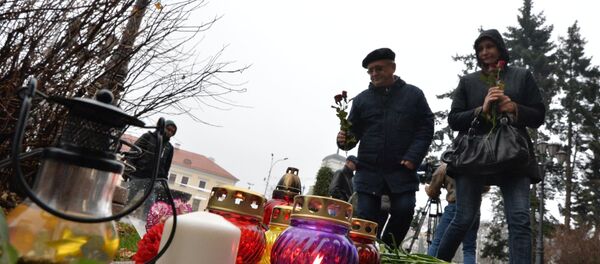 Минчане у стен посольства Франции в Минске - Sputnik Беларусь