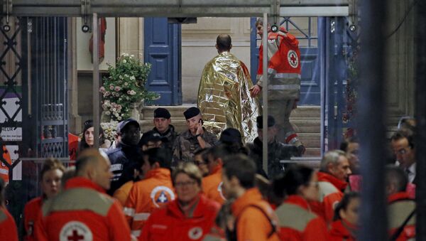 Французские медики оказывают помощь пострадавшим при терактах в Париже - Sputnik Беларусь
