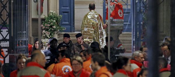 Французские медики оказывают помощь пострадавшим при терактах в Париже - Sputnik Беларусь