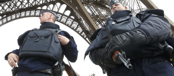 Французские полицейские у Эйфелевой башни - Sputnik Беларусь