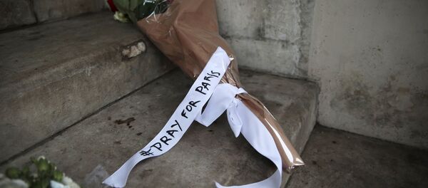 Букет у здания посольства Франции в Лондоне - Sputnik Беларусь