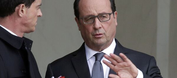 Президент Франции Франсуа Олланд беседует с премьер-министром Мануэлем Вальцем Президент Франции Франсуа Олланд беседует с премьер-министром Мануэлем Вальцем - Sputnik Беларусь