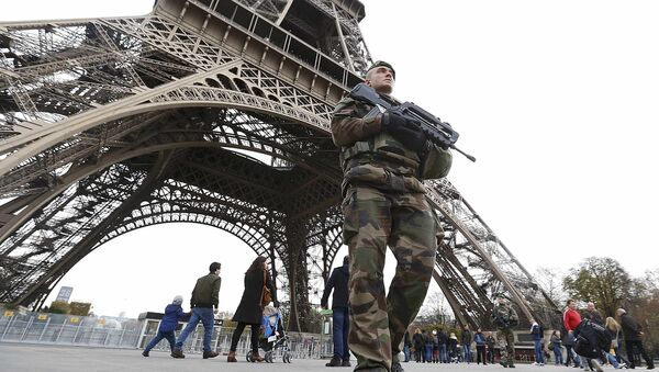 French military patrol near the Eiffel Tower the day after a series of deadly attacks in Paris , November 14, 2015 - Sputnik Беларусь