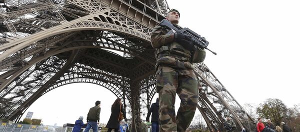 French military patrol near the Eiffel Tower the day after a series of deadly attacks in Paris , November 14, 2015 - Sputnik Беларусь