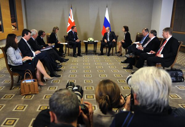 Президент России Владимир Путин и премьер-министр Соединенного Королевства Великобритании и Северной Ирландии Дэвид Кэмерон (справа налево на дальнем плане) - Sputnik Беларусь