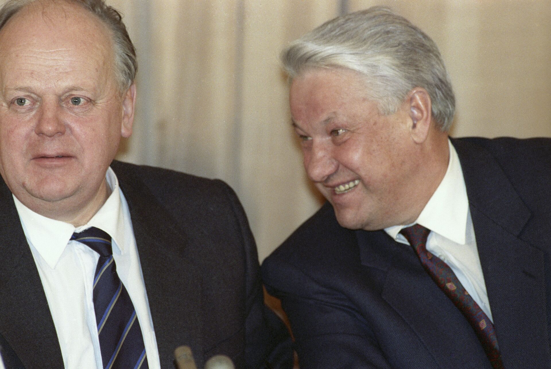 Президент России Б. Ельцин и председатель Верховного совета Республики Беларусь С. Шушкевич после подписания соглашения о создании СНГ - Sputnik Беларусь, 1920, 08.12.2021