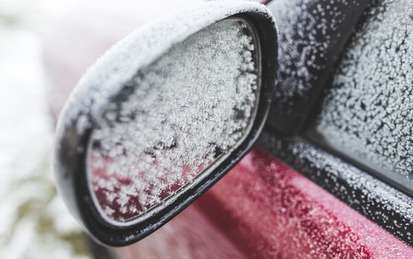 Автомобильное зеркало в снегу - Sputnik Беларусь
