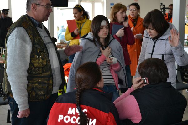 Психолог МЧС России беседует со школьницей, пострадавшей в аварии - Sputnik Беларусь