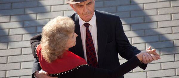 Пенсионеры во время танцевального вечера - Sputnik Беларусь