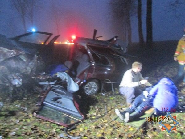 Извлечение пострадавшего из авто в результате ДТП в Копыльском районе - Sputnik Беларусь
