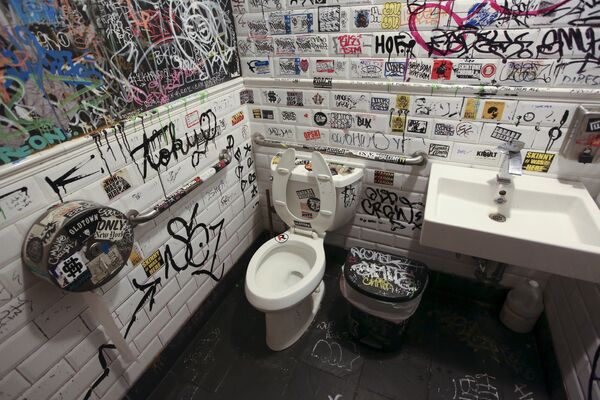 Граффити на стенах ванной комнаты - Sputnik Беларусь