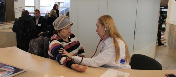 Врач-кардиолог измеряет давление - Sputnik Беларусь