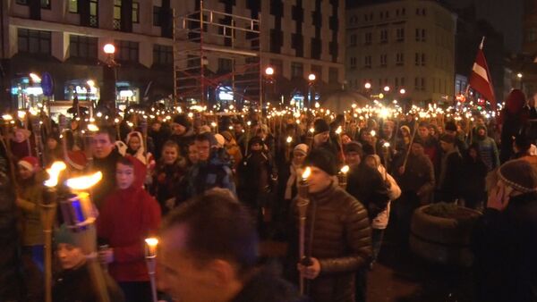 Спутник_Тысячи человек с горящими факелами прошли по Риге в День независимости - Sputnik Беларусь