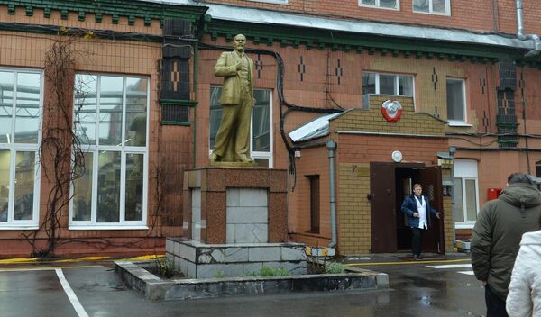 У цеха розлива готовой продукции посетителей встречает Владимир Ленин - Sputnik Беларусь