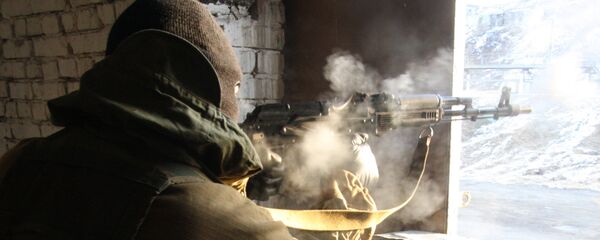 Террорист ведет бой во время антитеррористических учений Террорист ведет бой во время антитеррористических учений - Sputnik Беларусь