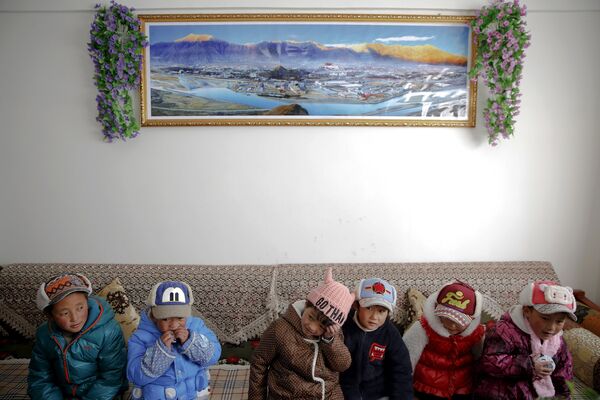Дети из Дома милосердия перед иностранными журналистами - Sputnik Беларусь