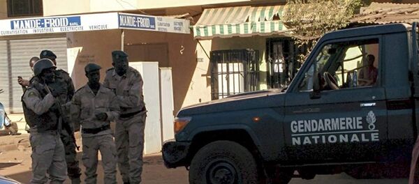 Военнослужащие армии Мали у отеля, где террористы захватили заложников - Sputnik Беларусь