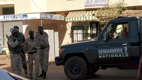 Военнослужащие армии Мали у отеля, где террористы захватили заложников - Sputnik Беларусь