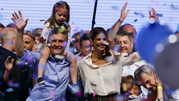 Маурисио Макри с дочерью на плечах празднует победу на выборах - Sputnik Беларусь