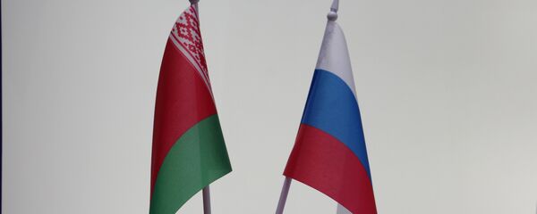 Белорусский и российский флаги Белорусский и российский флаги - Sputnik Беларусь