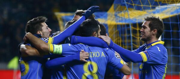 Игроки БАТЭ радуются забитому голу в игре с Байером. - Sputnik Беларусь