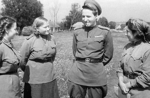 Корреспондент газеты Красная звезда Константин Симонов Корреспондент газеты Красная звезда Константин Симонов - Sputnik Беларусь