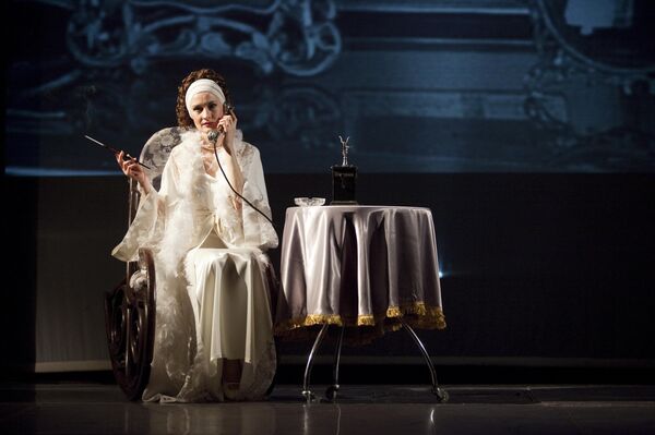 Оксана Лесная в спектакле Ниночка - Sputnik Беларусь