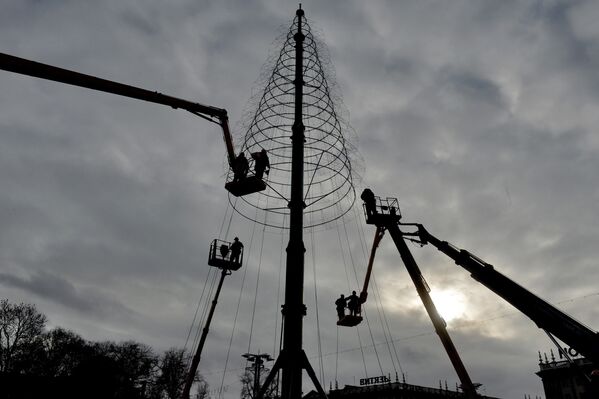 Сооружение каркаса главной новогодней елки страны на Октябрьской площади в Минске - Sputnik Беларусь