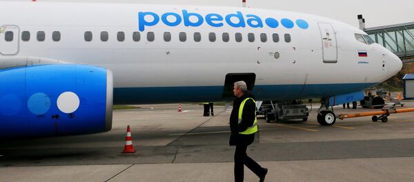 Техник у самолета российской низкобюджетной авиакомпании Победа - Sputnik Беларусь