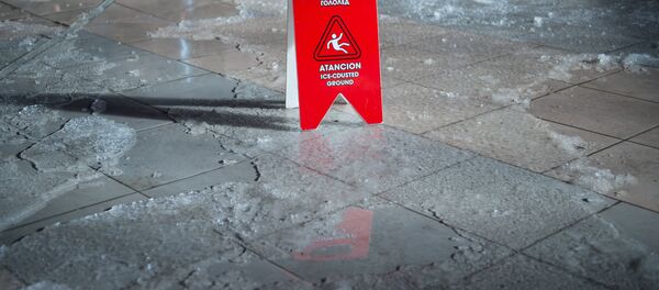 Предупреждающий знак Осторожно, гололед! Предупреждающий знак Осторожно, гололед! - Sputnik Беларусь