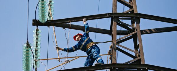 Монтажник проводит плановый ремонт на линии электропередачи Монтажник проводит плановый ремонт на линии электропередачи - Sputnik Беларусь