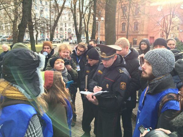 Сотрудники правоохранительных органов составляют протокол на участников несанкционированного Марша студентов - Sputnik Беларусь