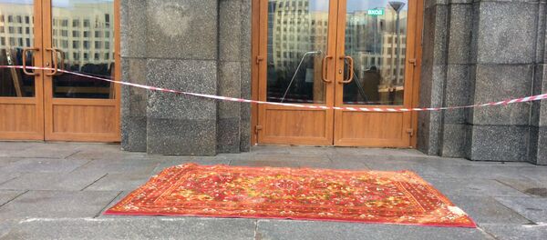 Ковер у входа в главный корпус БГУ - Sputnik Беларусь