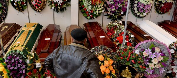 Белорусы в силу традиций предпочитают захоронение в землю в гроб другим видам погребений - Sputnik Беларусь