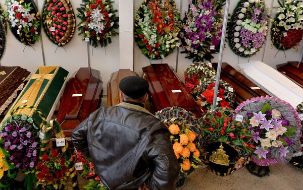 Белорусы в силу традиций предпочитают захоронение в землю в гроб другим видам погребений - Sputnik Беларусь