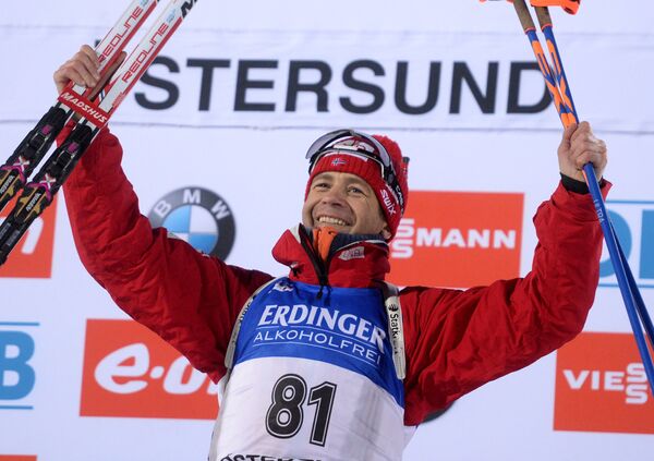 Оле-Эйнар Бьерндален (Норвегия), завоевавший золотую медаль в индивидуальной гонке среди мужчин на первом этапе Кубка мира по биатлону сезона 2015/16 - Sputnik Беларусь