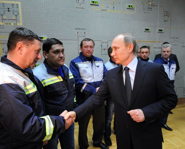 Президент России Владимир Путин (справа) во время запуска первой очереди энергомоста в Крым - Sputnik Беларусь