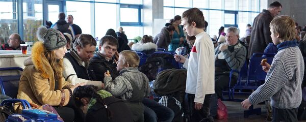 Украинские беженцы на железнодорожном вокзале Украинские беженцы на железнодорожном вокзале - Sputnik Беларусь